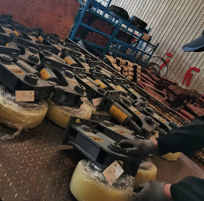 山东UG环球重工一批滚轮罐耳发往新疆哈密